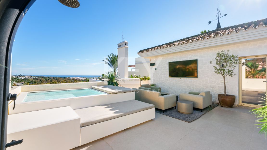 Excepcional ático dúplex con vistas al mar en Nueva Andalucía, Marbella