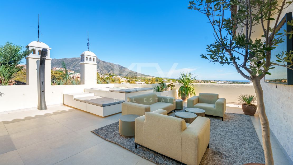 Excepcional ático dúplex con vistas al mar en Nueva Andalucía, Marbella