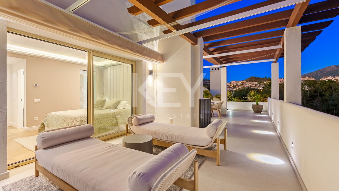 Excepcional ático dúplex con vistas al mar en Nueva Andalucía, Marbella