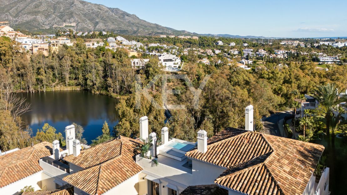 Excepcional ático dúplex con vistas al mar en Nueva Andalucía, Marbella