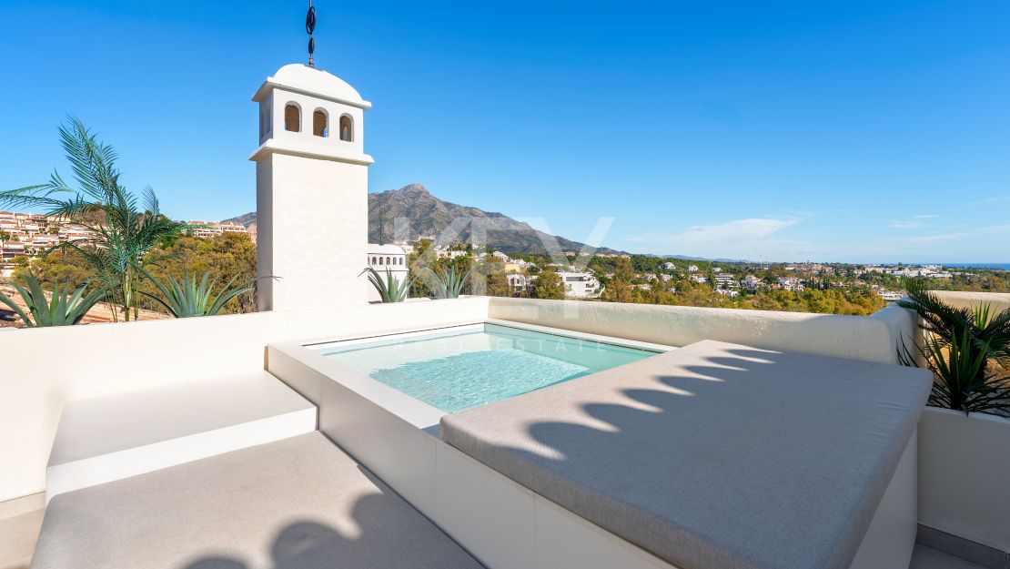 Excepcional ático dúplex con vistas al mar en Nueva Andalucía, Marbella