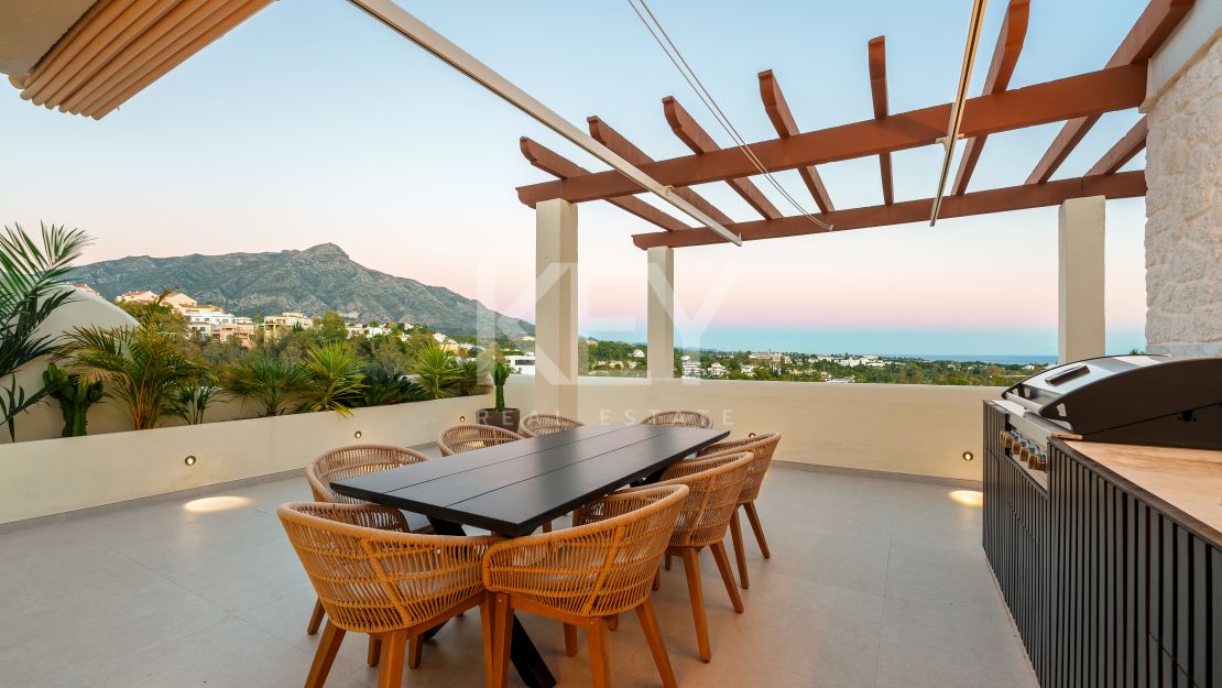 Excepcional ático dúplex con vistas al mar en Nueva Andalucía, Marbella