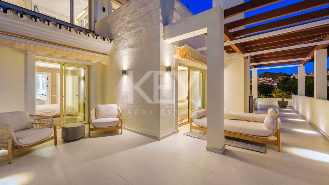 Excepcional ático dúplex con vistas al mar en Nueva Andalucía, Marbella