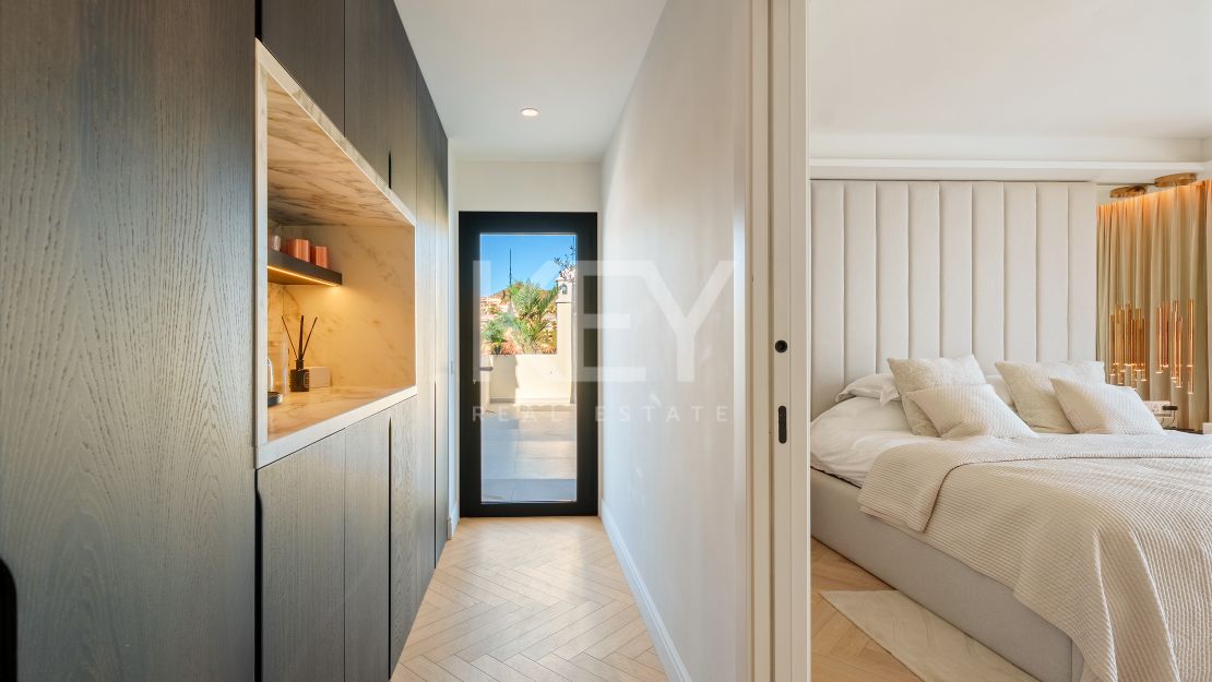 Excepcional ático dúplex con vistas al mar en Nueva Andalucía, Marbella