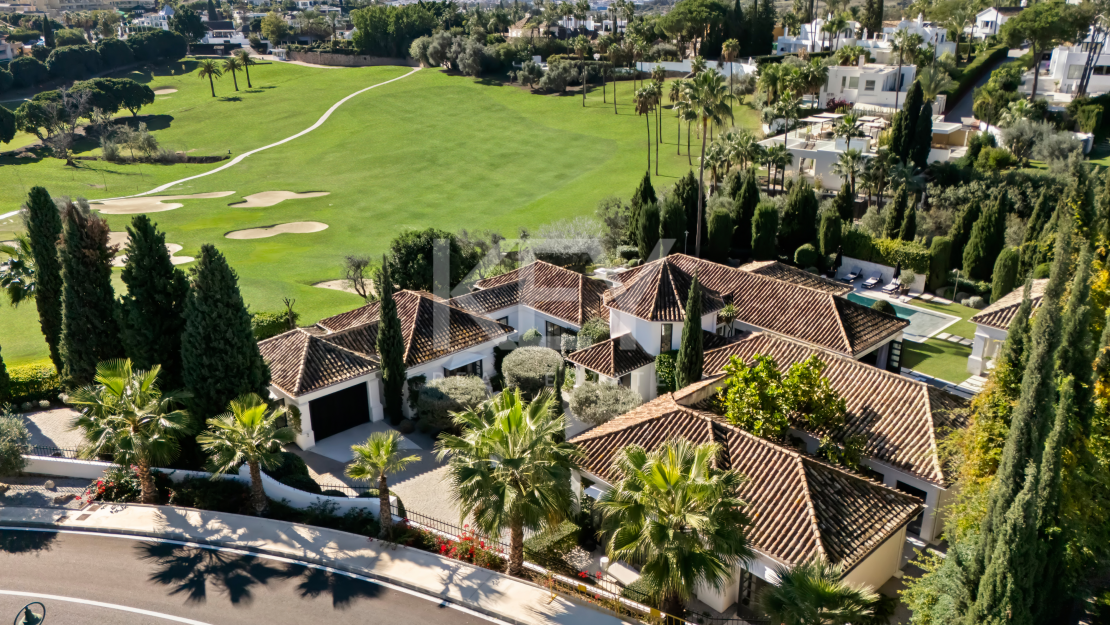 Elegante villa privada con orientación sur y vistas al campo de golf en Nueva Andalucía
