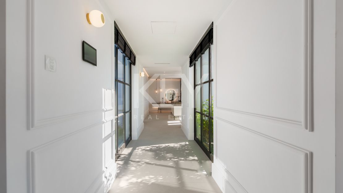 Elegante villa privada con orientación sur y vistas al campo de golf en Nueva Andalucía