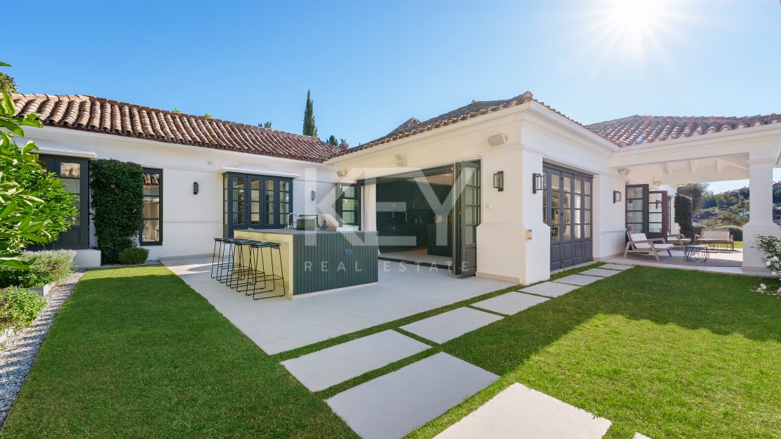 Elegante villa privada con orientación sur y vistas al campo de golf en Nueva Andalucía