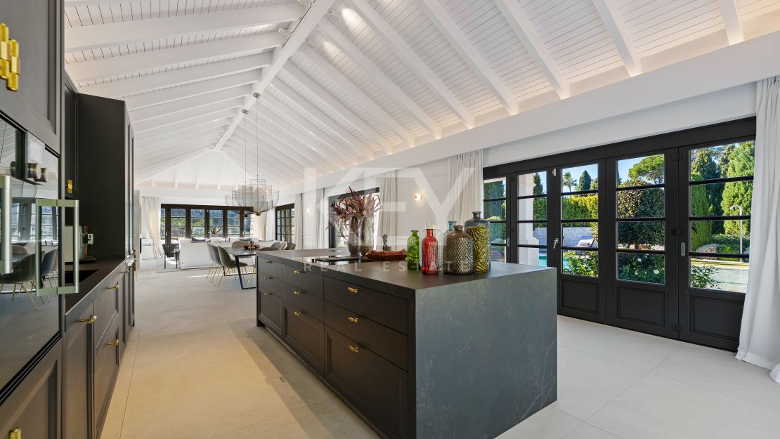 Elegante villa privada con orientación sur y vistas al campo de golf en Nueva Andalucía