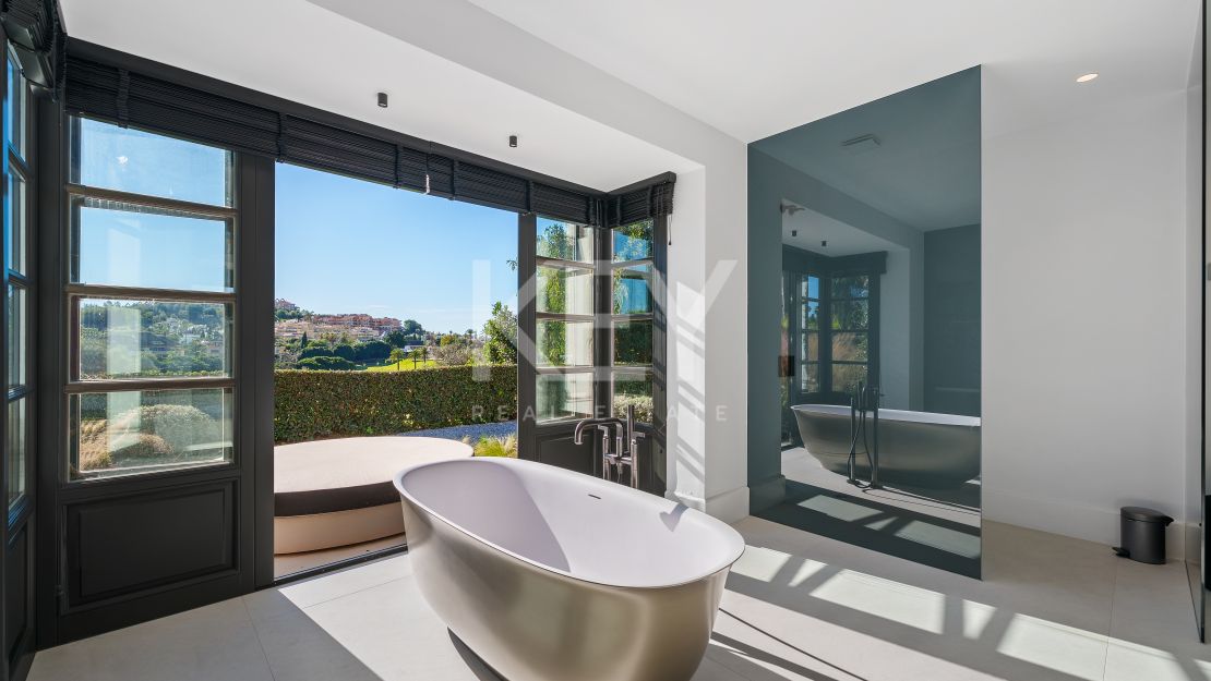 Elegante villa privada con orientación sur y vistas al campo de golf en Nueva Andalucía