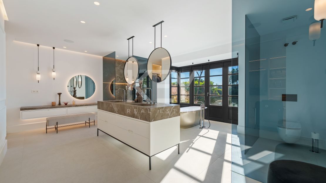 Elegante villa privada con orientación sur y vistas al campo de golf en Nueva Andalucía