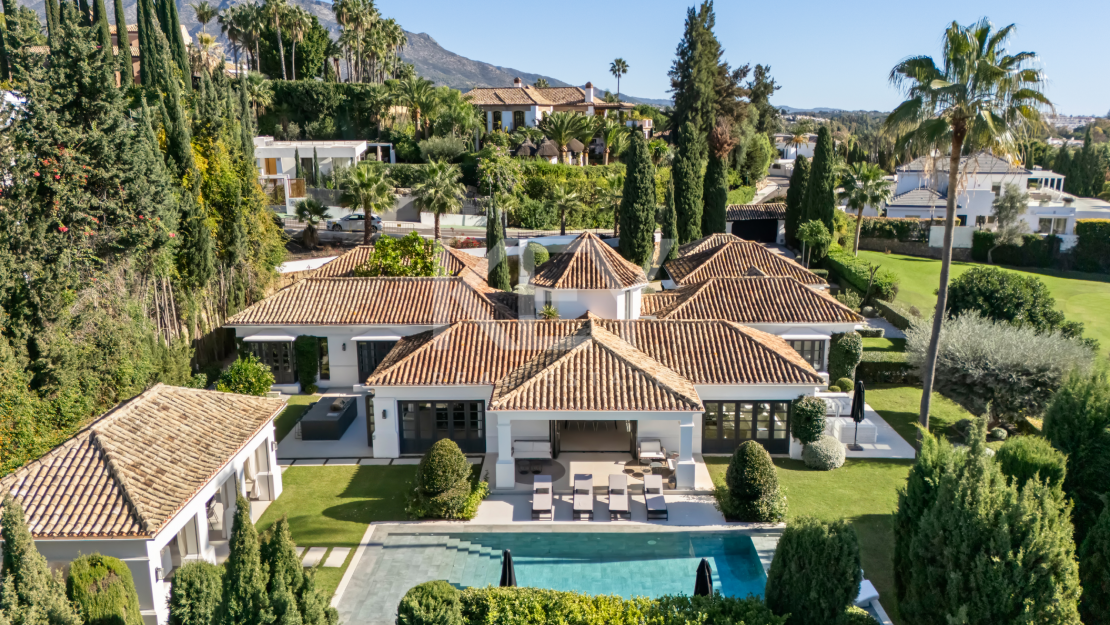 Elegante villa privada con orientación sur y vistas al campo de golf en Nueva Andalucía