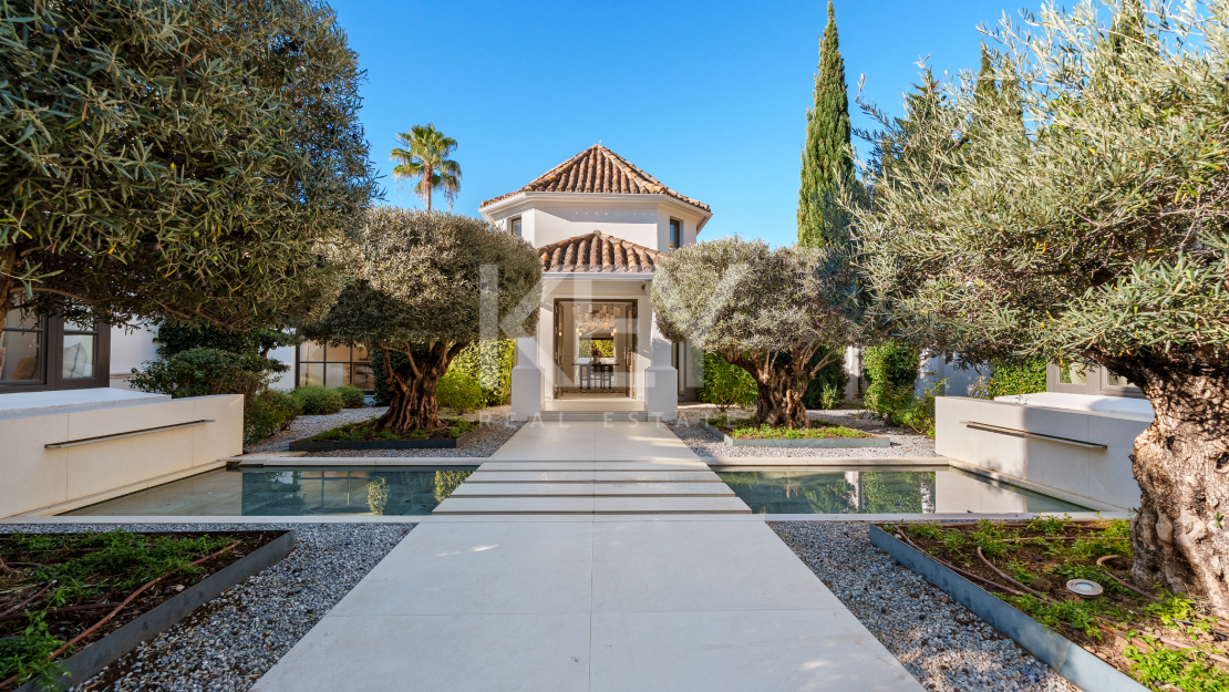 Elegante villa privada con orientación sur y vistas al campo de golf en Nueva Andalucía