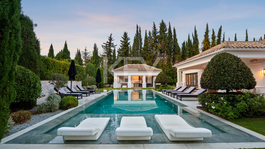 Elegante villa privada con orientación sur y vistas al campo de golf en Nueva Andalucía