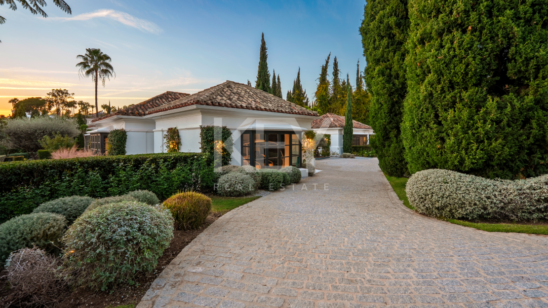 Elegante villa privada con orientación sur y vistas al campo de golf en Nueva Andalucía