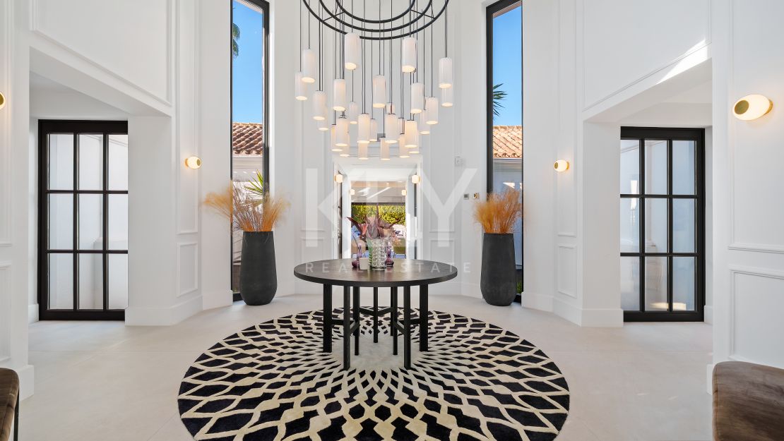 Elegante villa privada con orientación sur y vistas al campo de golf en Nueva Andalucía