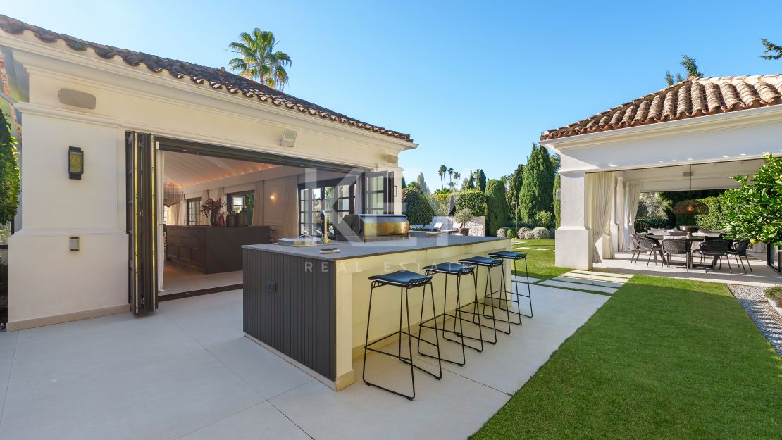 Elegante villa privada con orientación sur y vistas al campo de golf en Nueva Andalucía