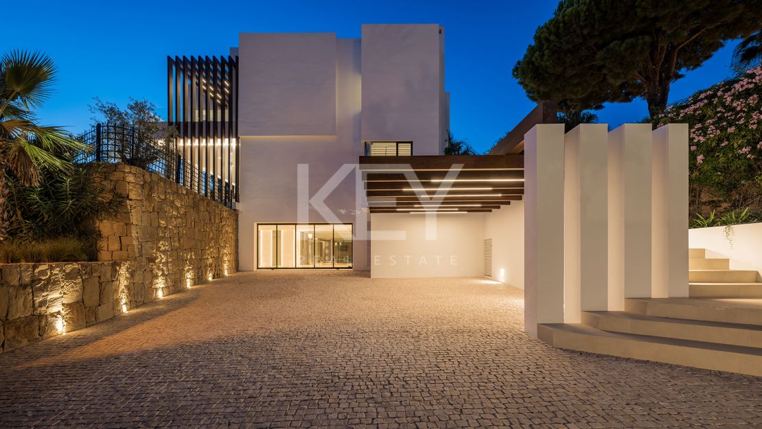 Contemporary Elegant Villa with Views in Sierra Blanca, Marbella