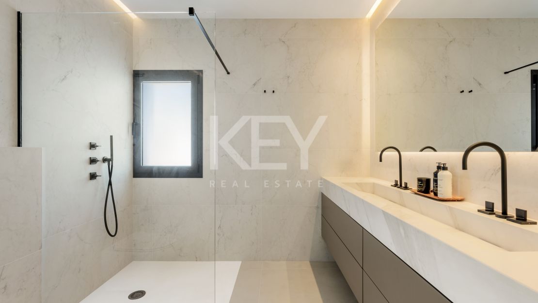 Contemporary Elegant Villa with Views in Sierra Blanca, Marbella