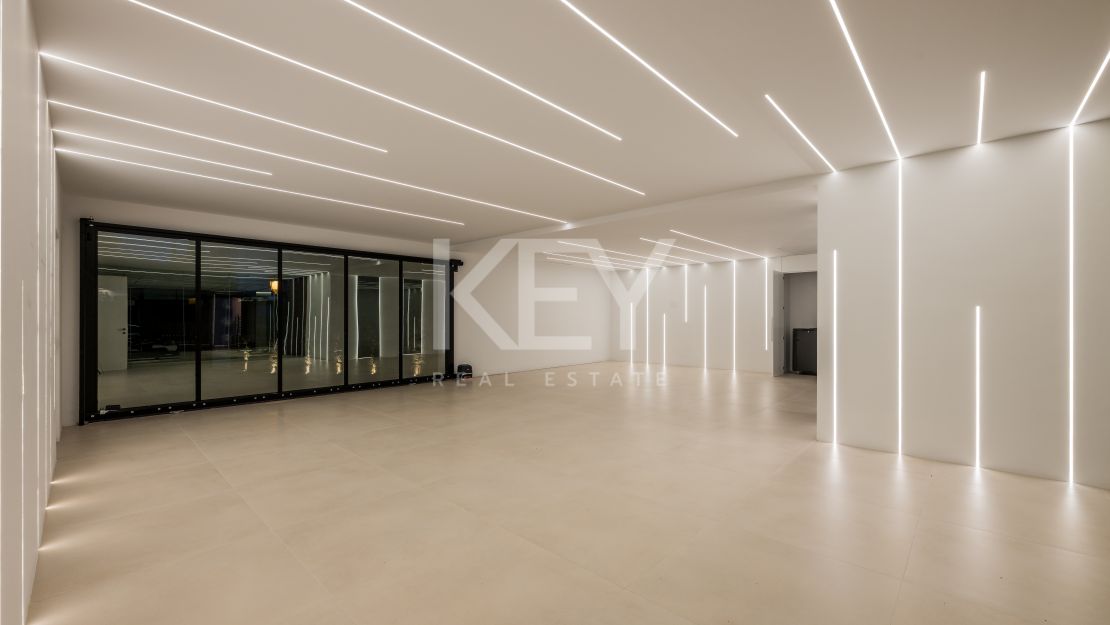 Contemporary Elegant Villa with Views in Sierra Blanca, Marbella