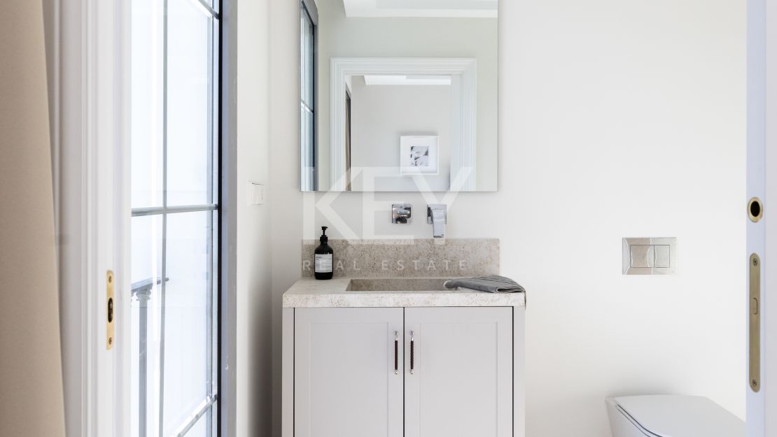 Elegante villa moderna en la prestigiosa urbanización Los Arqueros, Benahavís