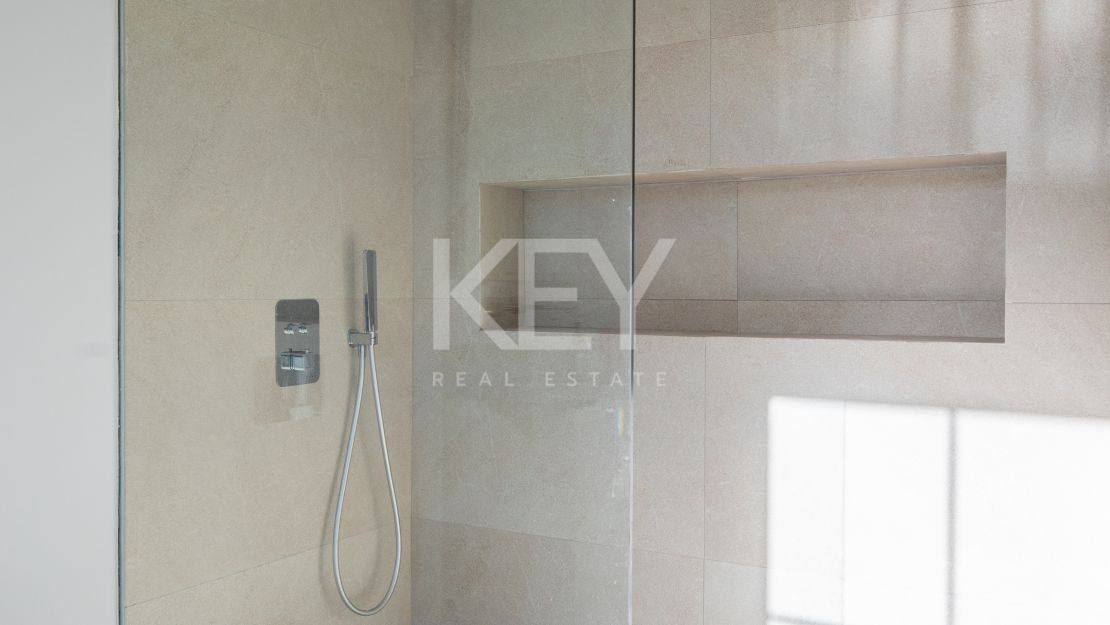 Elegante villa moderna en la prestigiosa urbanización Los Arqueros, Benahavís