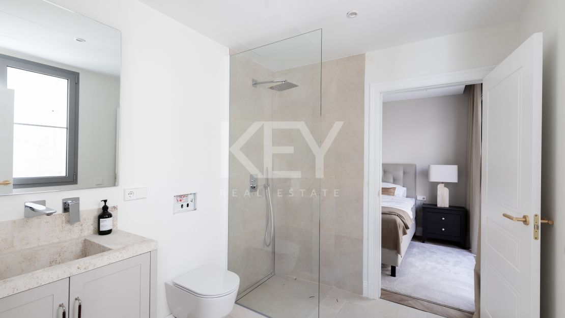 Elegante villa moderna en la prestigiosa urbanización Los Arqueros, Benahavís