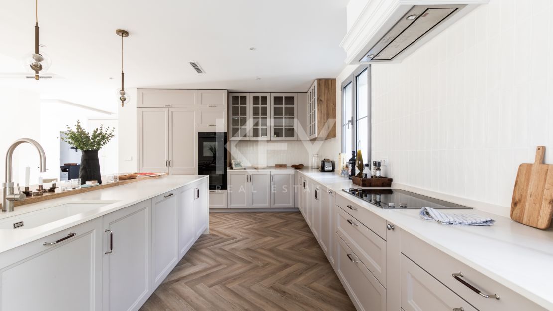 Elegante villa moderna en la prestigiosa urbanización Los Arqueros, Benahavís