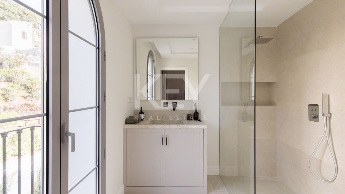 Elegante villa moderna en la prestigiosa urbanización Los Arqueros, Benahavís