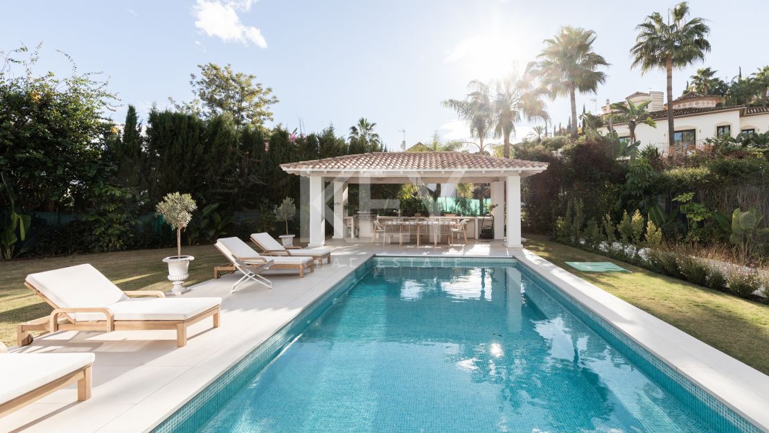 Elegante villa moderna en la prestigiosa urbanización Los Arqueros, Benahavís