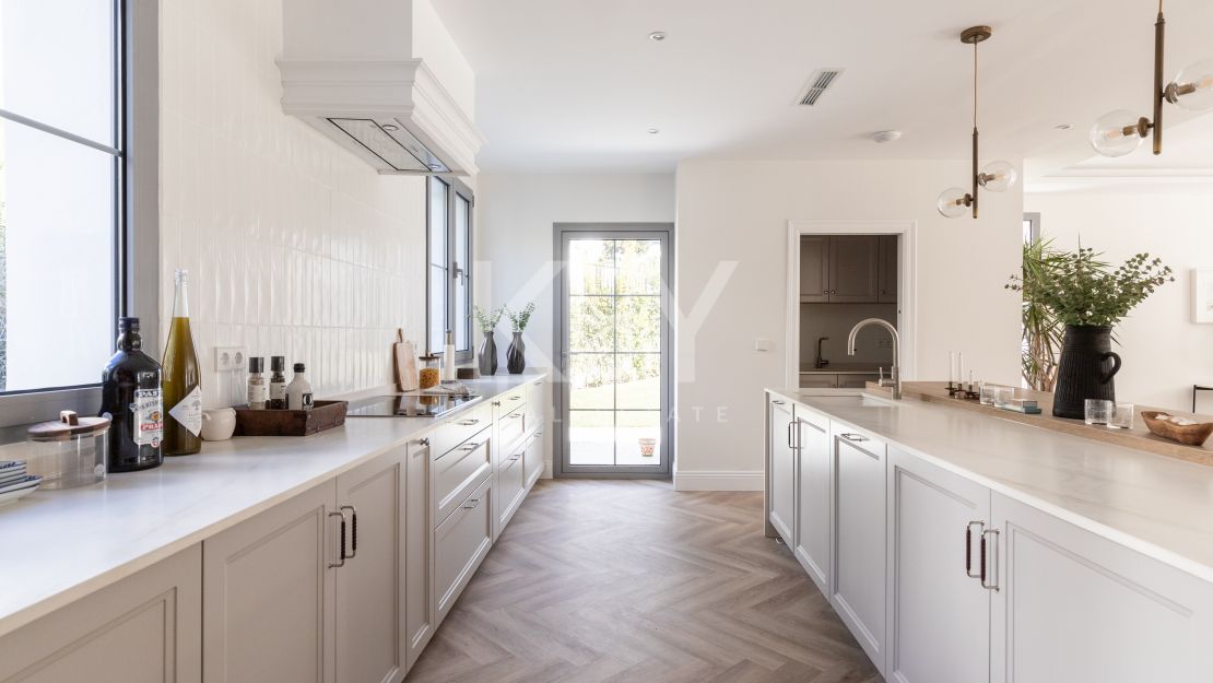 Elegante villa moderna en la prestigiosa urbanización Los Arqueros, Benahavís