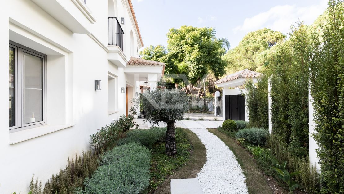 Elegante villa moderna en la prestigiosa urbanización Los Arqueros, Benahavís