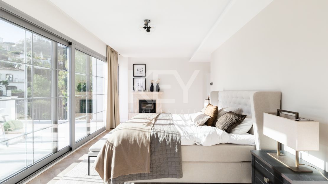 Elegante villa moderna en la prestigiosa urbanización Los Arqueros, Benahavís