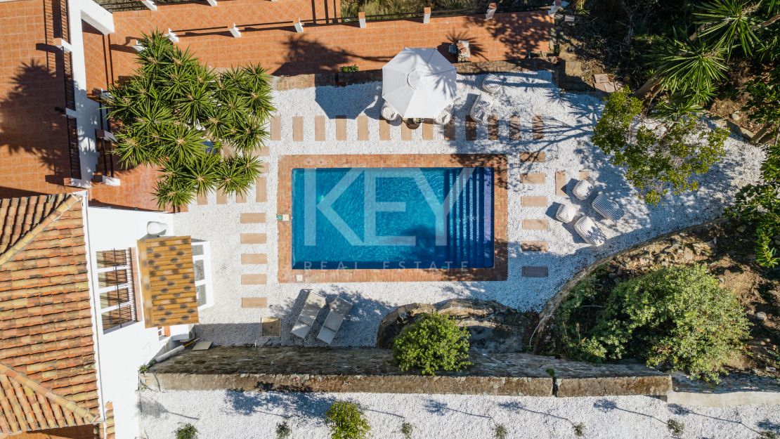 Elegant Andalusian Luxury Villa with Panoramic Sea Views in El Madroñal, Benahavis