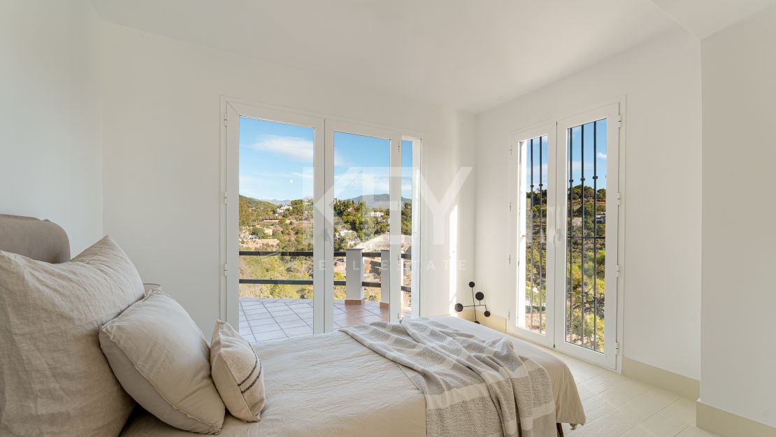 Elegant Andalusian Luxury Villa with Panoramic Sea Views in El Madroñal, Benahavis