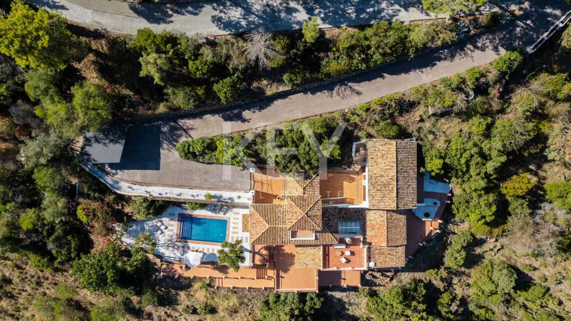 Elegant Andalusian Luxury Villa with Panoramic Sea Views in El Madroñal, Benahavis