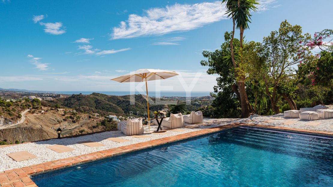 Elegant Andalusian Luxury Villa with Panoramic Sea Views in El Madroñal, Benahavis