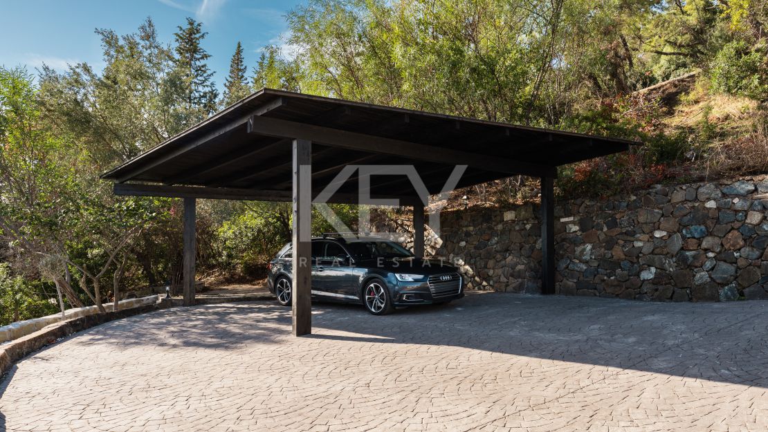 Elegant Andalusian Luxury Villa with Panoramic Sea Views in El Madroñal, Benahavis