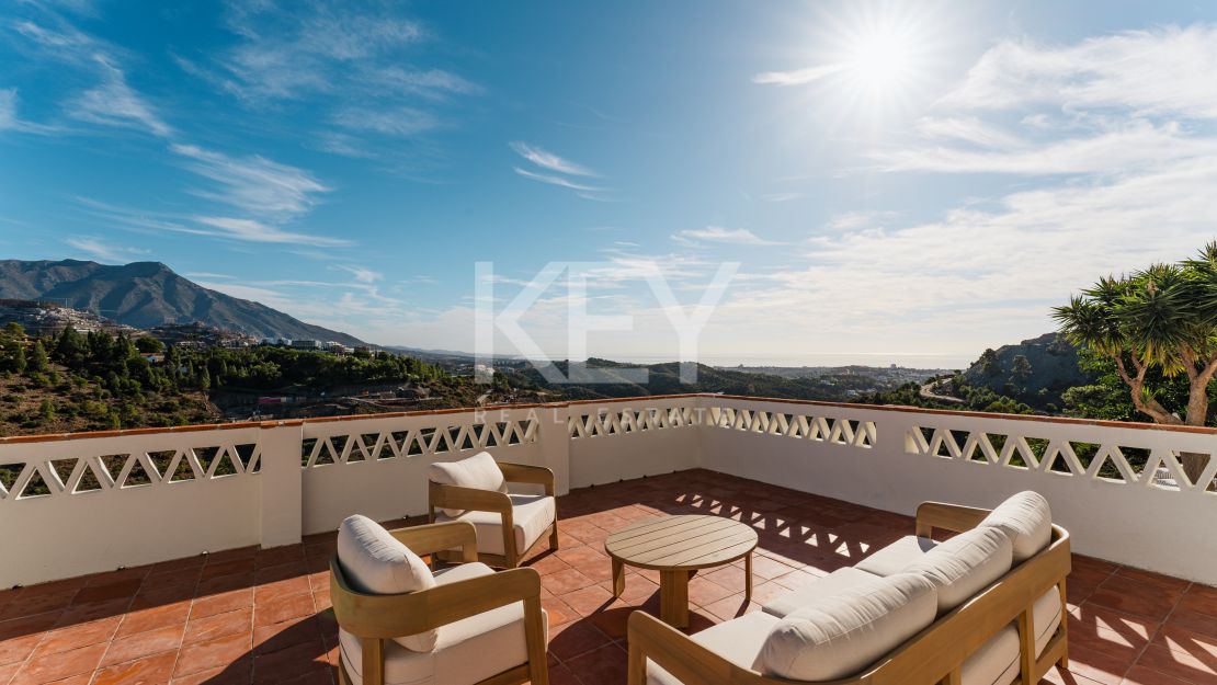 Elegant Andalusian Luxury Villa with Panoramic Sea Views in El Madroñal, Benahavis