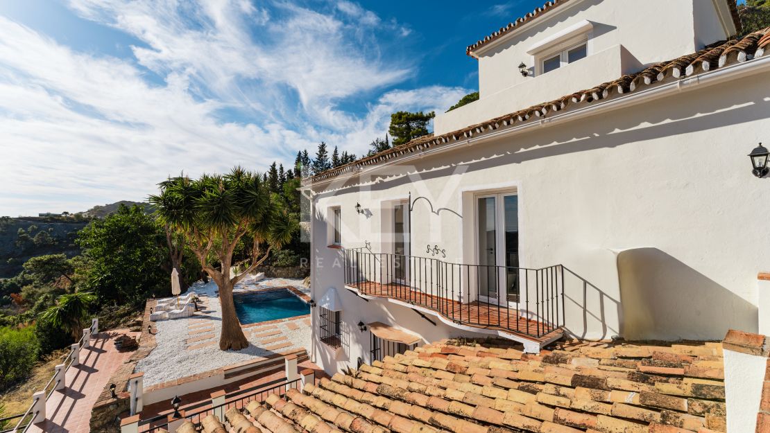 Elegant Andalusian Luxury Villa with Panoramic Sea Views in El Madroñal, Benahavis