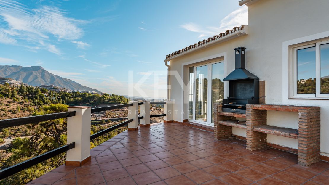 Elegant Andalusian Luxury Villa with Panoramic Sea Views in El Madroñal, Benahavis