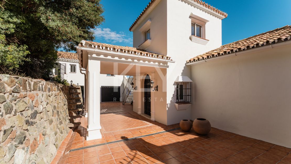 Elegant Andalusian Luxury Villa with Panoramic Sea Views in El Madroñal, Benahavis
