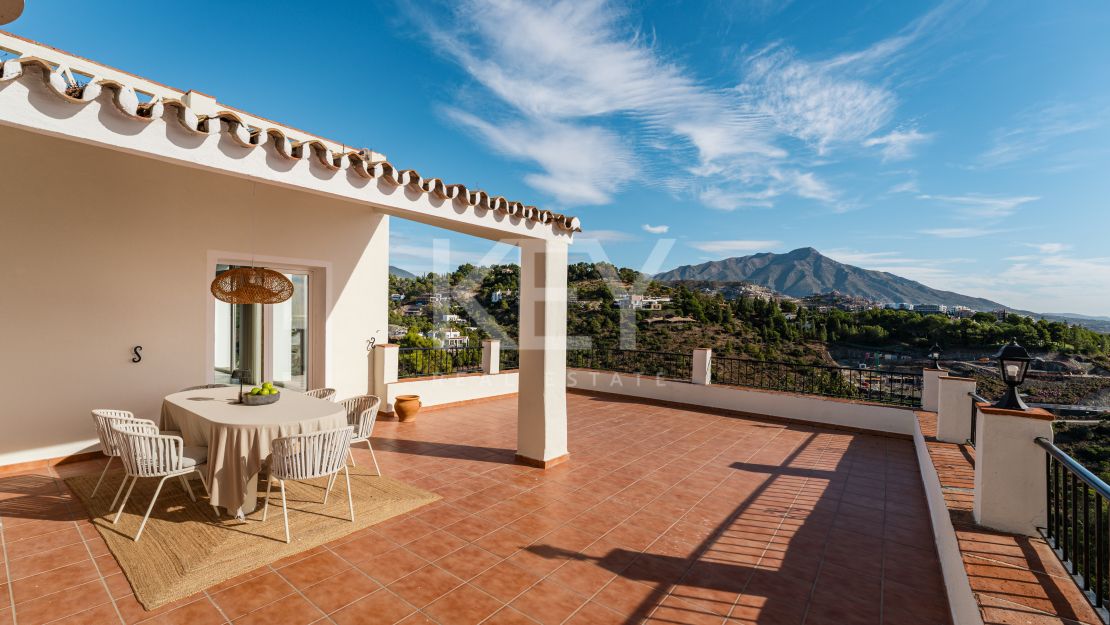 Elegant Andalusian Luxury Villa with Panoramic Sea Views in El Madroñal, Benahavis