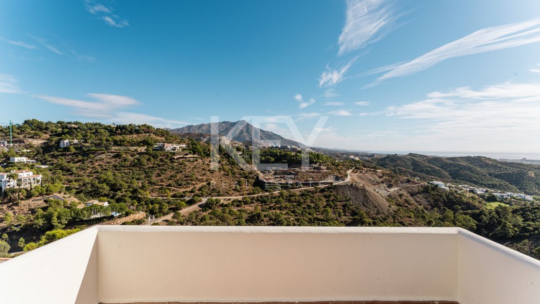 Elegant Andalusian Luxury Villa with Panoramic Sea Views in El Madroñal, Benahavis