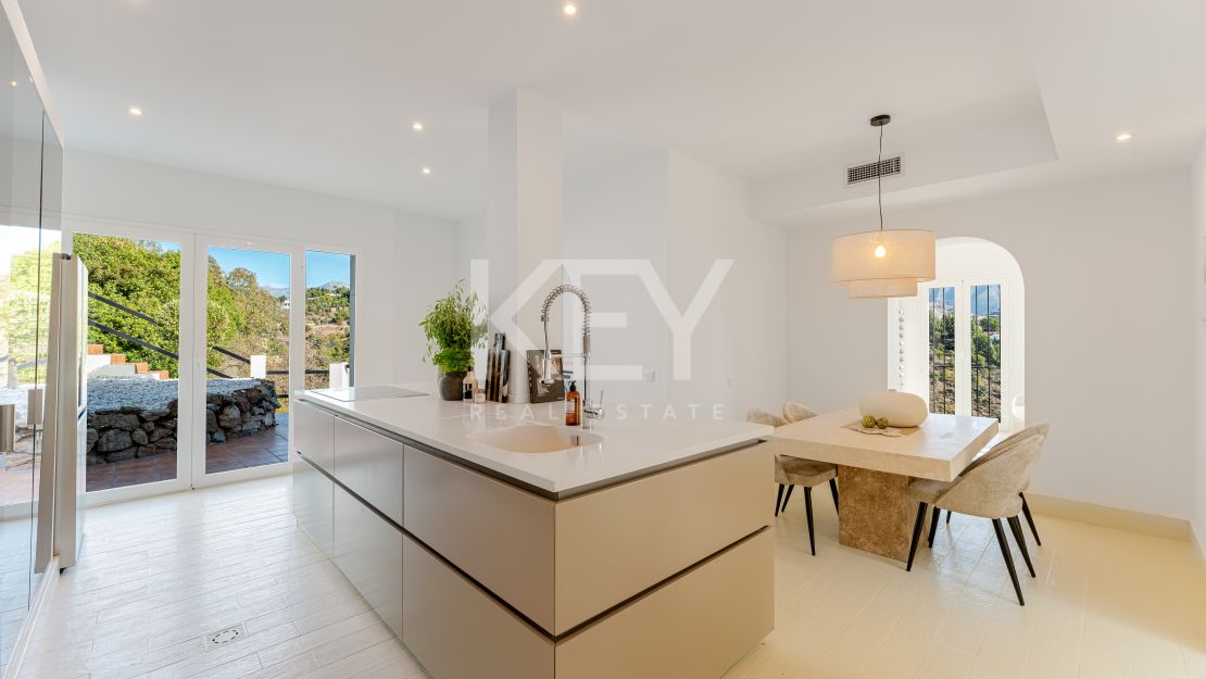 Elegant Andalusian Luxury Villa with Panoramic Sea Views in El Madroñal, Benahavis