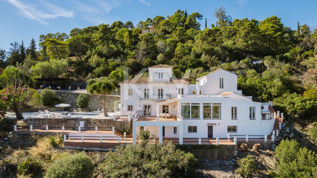 Elegant Andalusian Luxury Villa with Panoramic Sea Views in El Madroñal, Benahavis