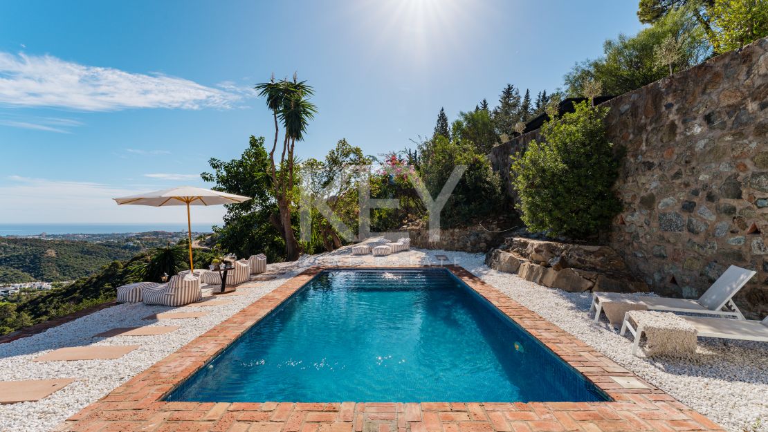 Elegant Andalusian Luxury Villa with Panoramic Sea Views in El Madroñal, Benahavis