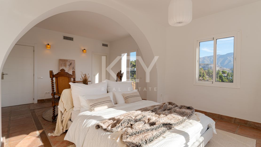 Elegant Andalusian Luxury Villa with Panoramic Sea Views in El Madroñal, Benahavis