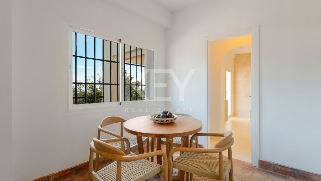 Elegant Andalusian Luxury Villa with Panoramic Sea Views in El Madroñal, Benahavis