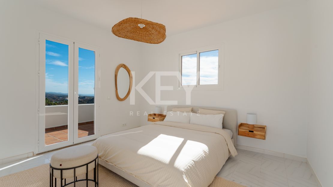 Elegant Andalusian Luxury Villa with Panoramic Sea Views in El Madroñal, Benahavis