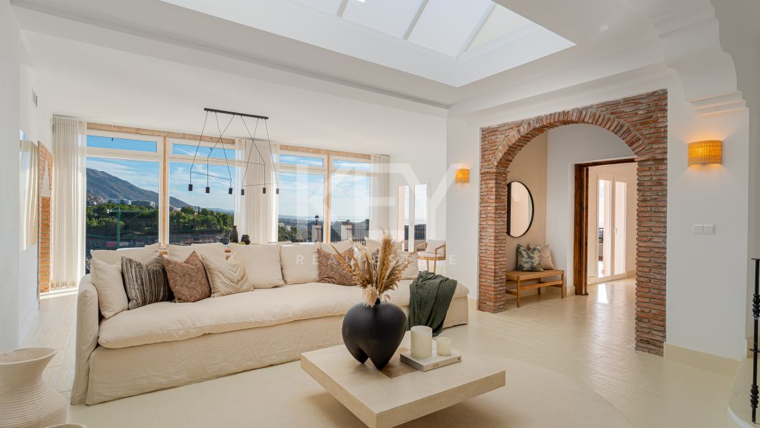 Elegant Andalusian Luxury Villa with Panoramic Sea Views in El Madroñal, Benahavis
